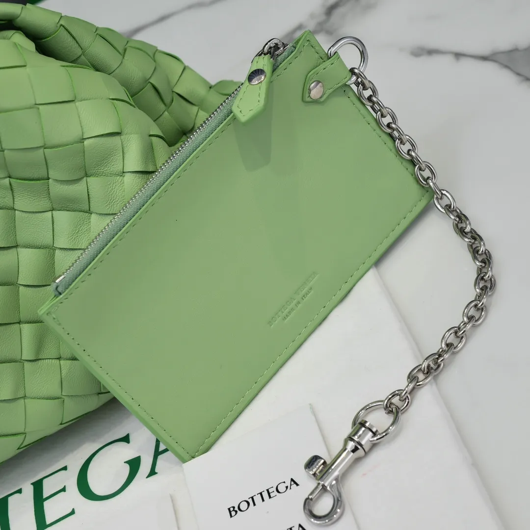 🔥🔥The counterattack of the popular Bottega Veneta started with this series of cloud bags, which went viral in the fashion circle and started a craze! Out of stock, out of stock, out of stock... One piece is hard to find, super hard to buy, regardless of age, season, or occasion. Very classy. Really, if you carry this on the road, it will turn heads! This is also the reason why this series is so expensive. Large size: 38*20*8.5cm [Big clouds and large grid weaving]
